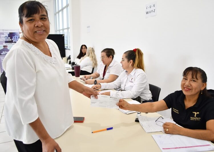 Recibe personal de la SSPT becas para servidores públicos e hijos
