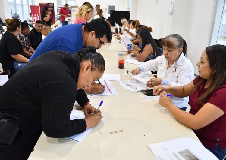 Recibe personal de la SSPT becas para servidores públicos e hijos