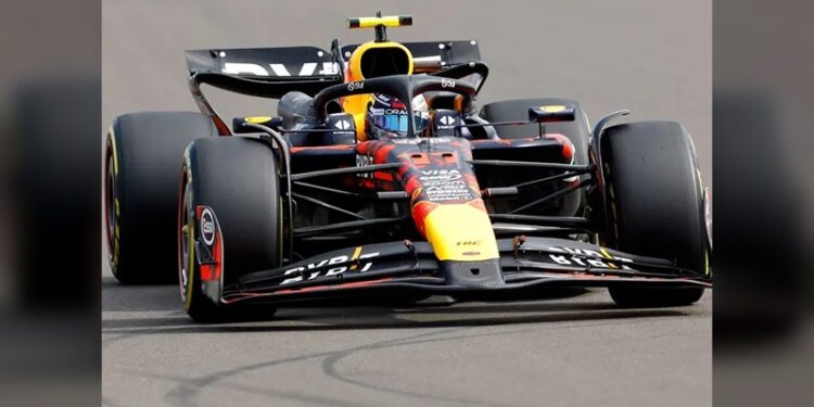 ‘Checo’ Pérez progresa; tercero en práctica 2 en Gran Bretaña