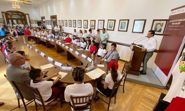 Sesionan alumnos de Victoria como Presidente y Regidores por un Día en Cabildo local