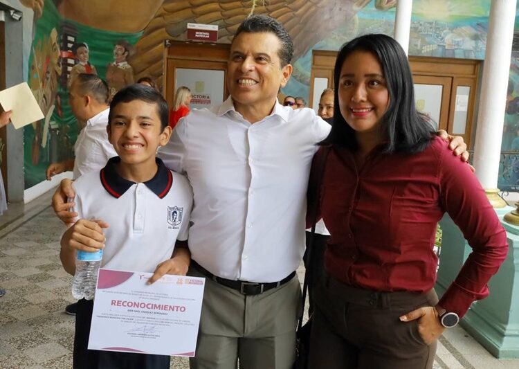 Sesionan alumnos de Victoria como Presidente y Regidores por un Día en Cabildo local