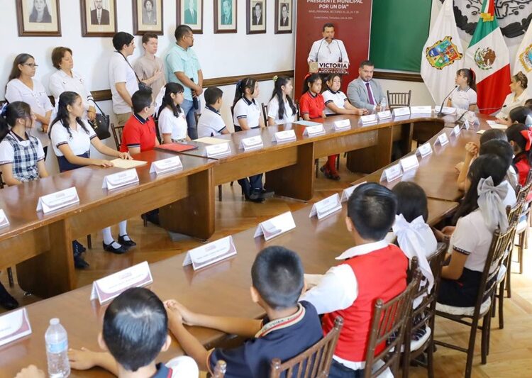 Sesionan alumnos de Victoria como Presidente y Regidores por un Día en Cabildo local