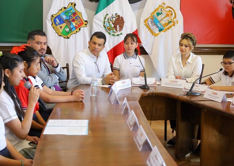 Sesionan alumnos de Victoria como Presidente y Regidores por un Día en Cabildo local