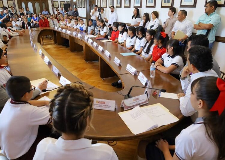 Sesionan alumnos de Victoria como Presidente y Regidores por un Día en Cabildo local