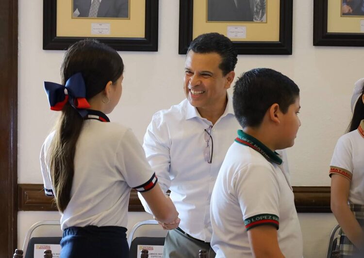 Sesionan alumnos de Victoria como Presidente y Regidores por un Día en Cabildo local
