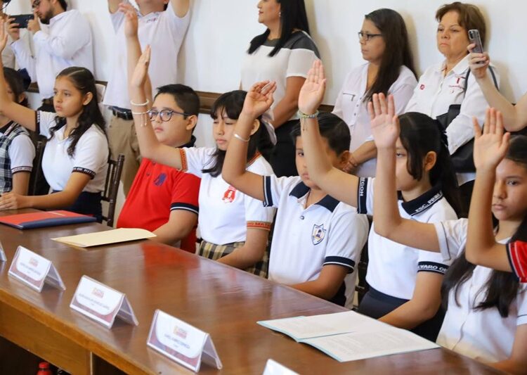 Sesionan alumnos de Victoria como Presidente y Regidores por un Día en Cabildo local