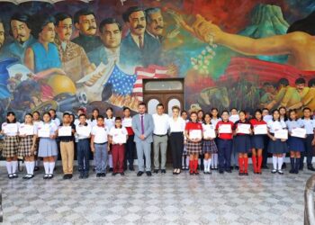 Sesionan alumnos de Victoria como Presidente y Regidores por un Día en Cabildo local