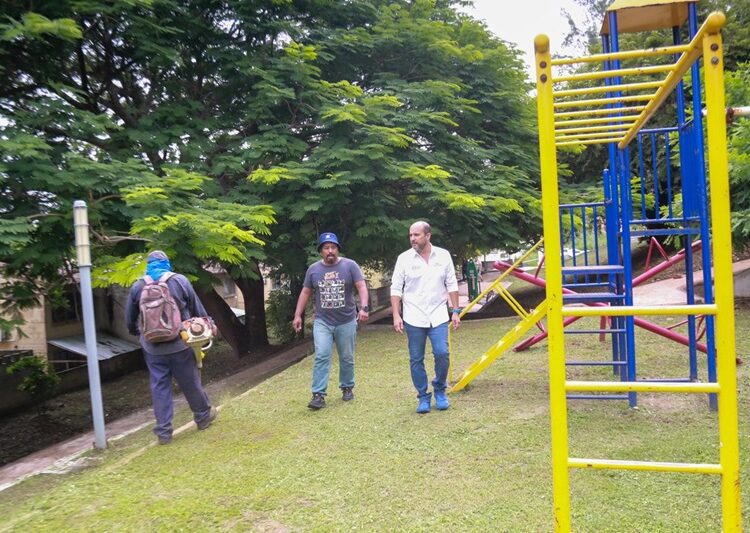 Trabaja Servicios Públicos de Tampico sin descanso, en el mantenimiento de parques y áreas verdes