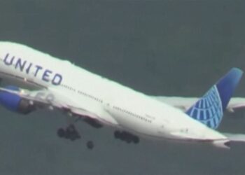 United Airlines: Avión aterriza de emergencia en Denver tras perder una rueda