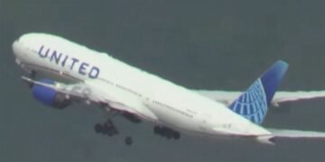 United Airlines: Avión aterriza de emergencia en Denver tras perder una rueda