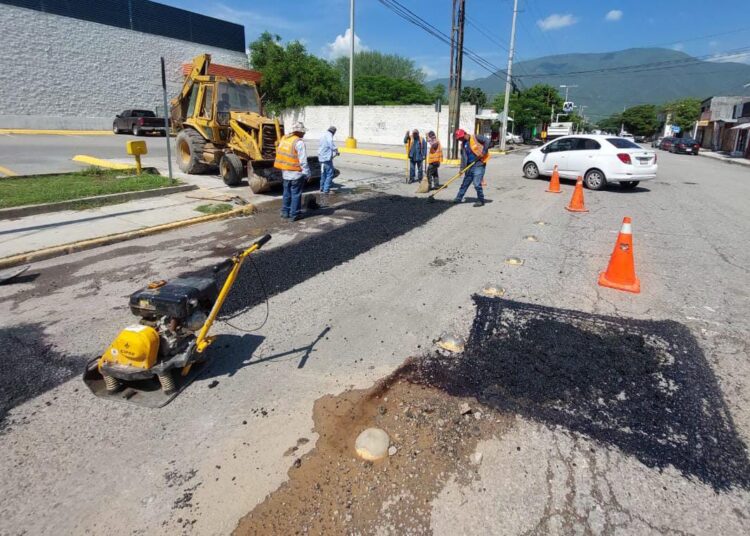 Reparan baches en Victoria