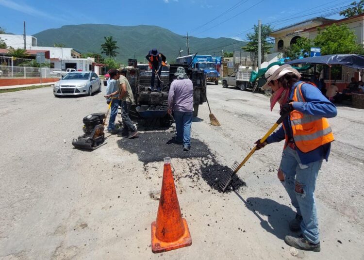 Reparan baches en Victoria