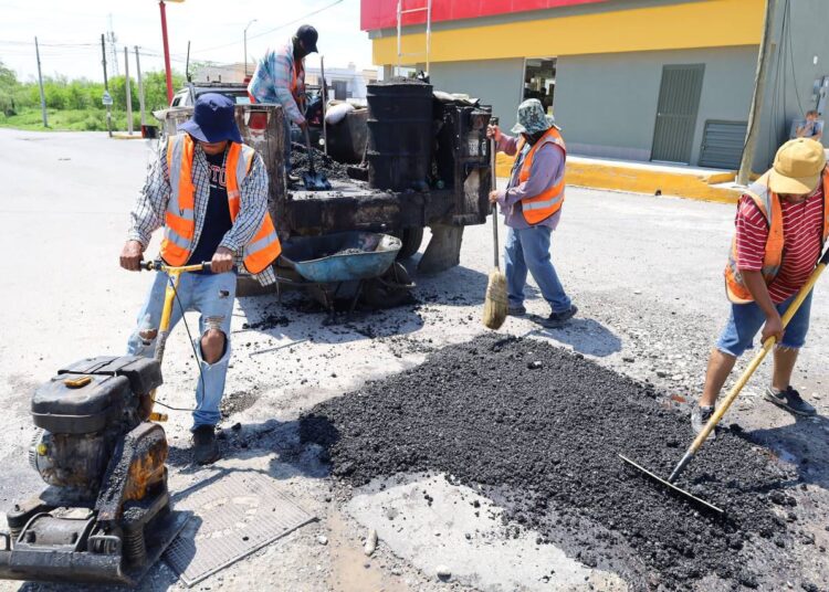 Reparan baches en Victoria