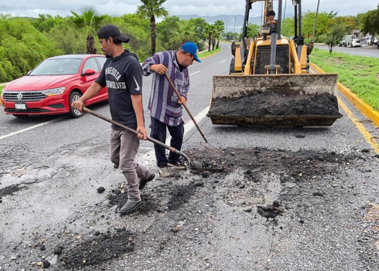 Reparan baches en Victoria