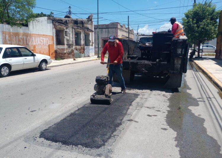 Reparan baches en Victoria