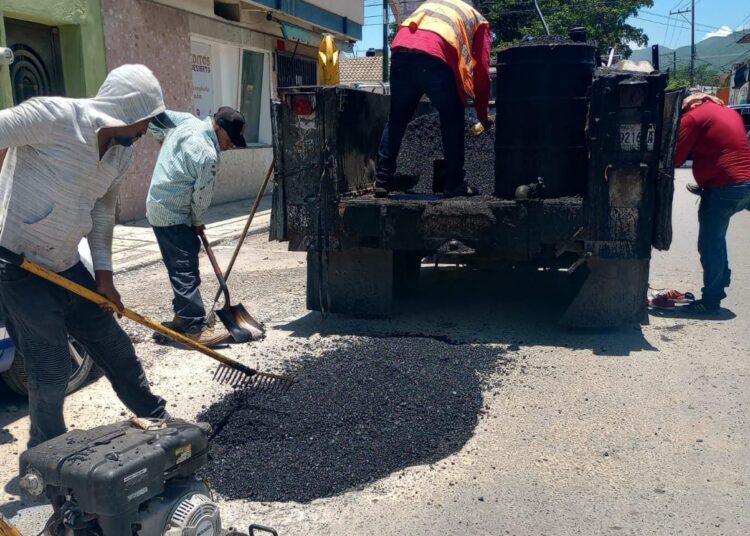 Reparan baches en Victoria