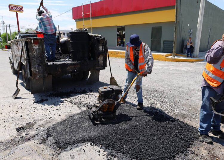 Reparan baches en Victoria