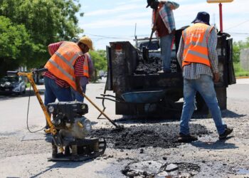 Reparan baches en Victoria