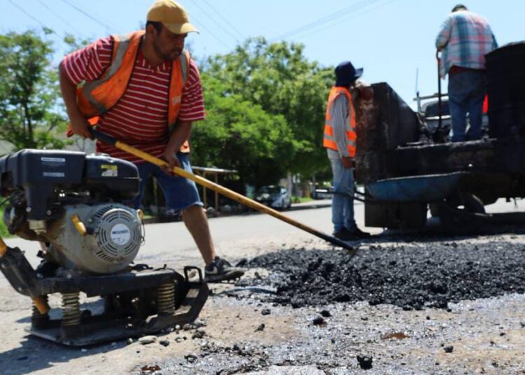 Reparan baches en Victoria