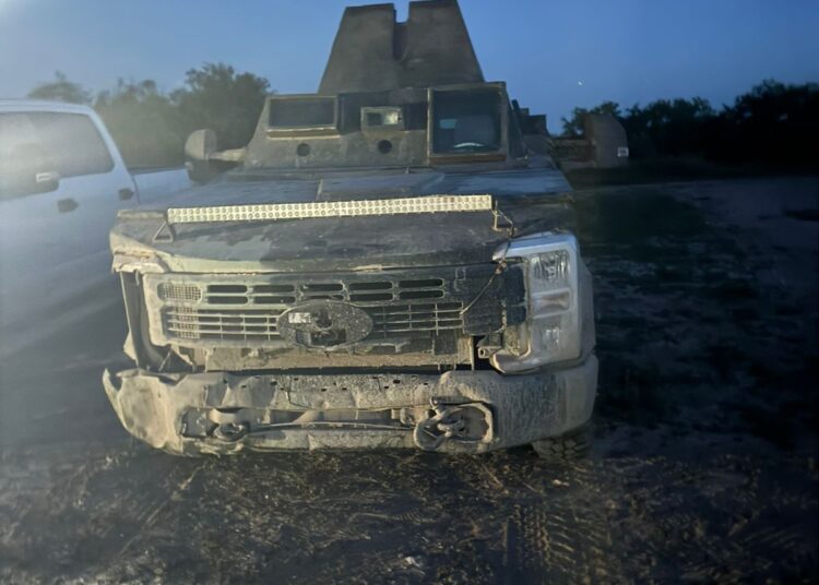 Guardia Estatal ubica bodega y asegurar vehículos mounstro