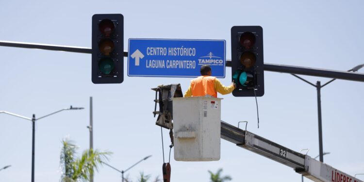 Seguimos modernizando la red de semáforos en Tampico: Chucho
