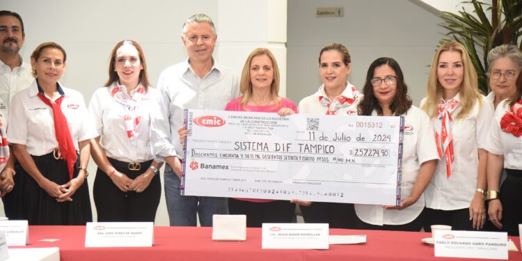 DIF Tampico recibe importante donativo de constructores de la CMIC