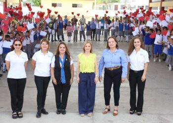 Aída Féres de Nader clausura «Transformando Corazones»
