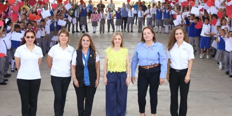 Aída Féres de Nader clausura «Transformando Corazones»