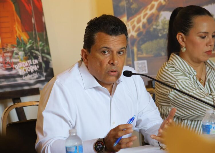 Invita Lalo a quedarse en Victoria y disfrutarlo en familia.