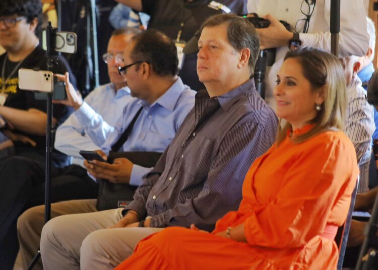 Invita Lalo a quedarse en Victoria y disfrutarlo en familia.