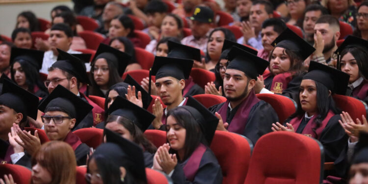 Preparatoria “Poniatowska” entregó a la sociedad más de 240 estudiantes