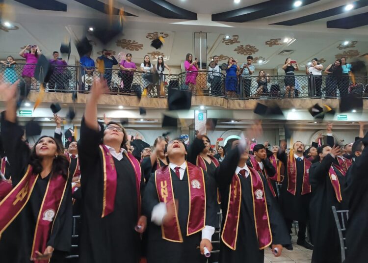 Emociona graduación de la UNT en Ciudad Victoria