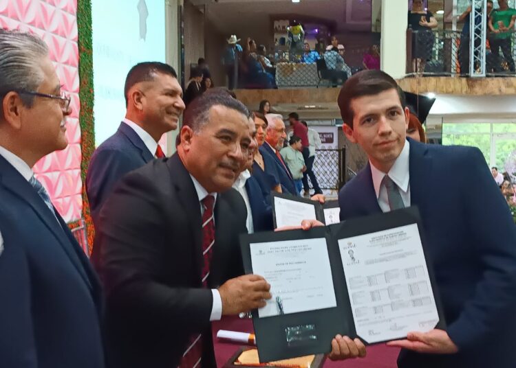 Emociona graduación de la UNT en Ciudad Victoria