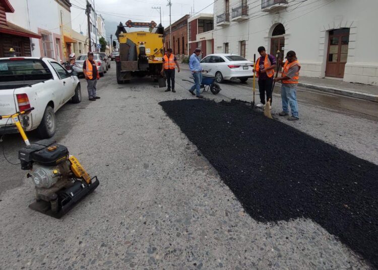 Continúa bacheo en Victoria durante periodo vacacional