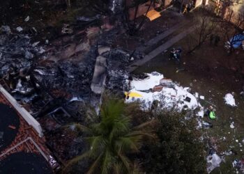 Rescatan 62 cuerpos de avión que se estrelló en Brasil