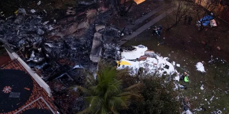 Rescatan 62 cuerpos de avión que se estrelló en Brasil