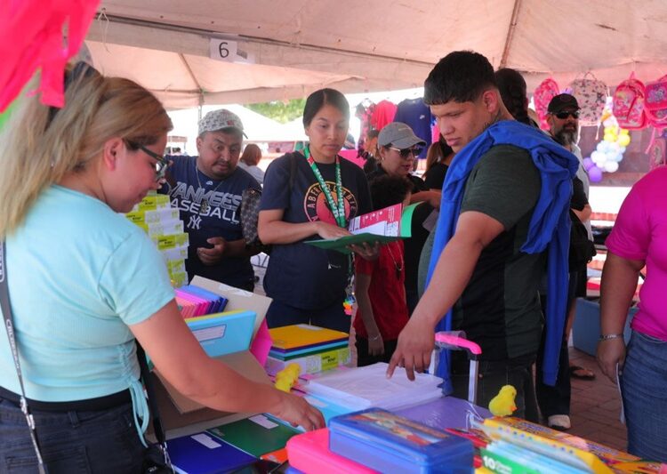 Acuden más de 3 mil ciudadanos a Bazar UNE “Regreso a Clases”