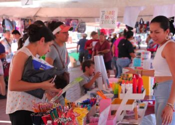 Acuden más de 3 mil ciudadanos a Bazar UNE “Regreso a Clases”