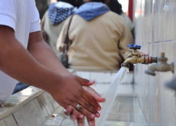 Lalo Gattás asegura que hay abastecimiento de agua en escuelas
