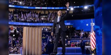 “Yes, She can”: Barack y Michelle Obama disparan la euforia demócrata con Kamala