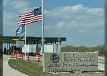 Patrulla Fronteriza detuvo a trailero con 5 indocumentados en el checkpoint