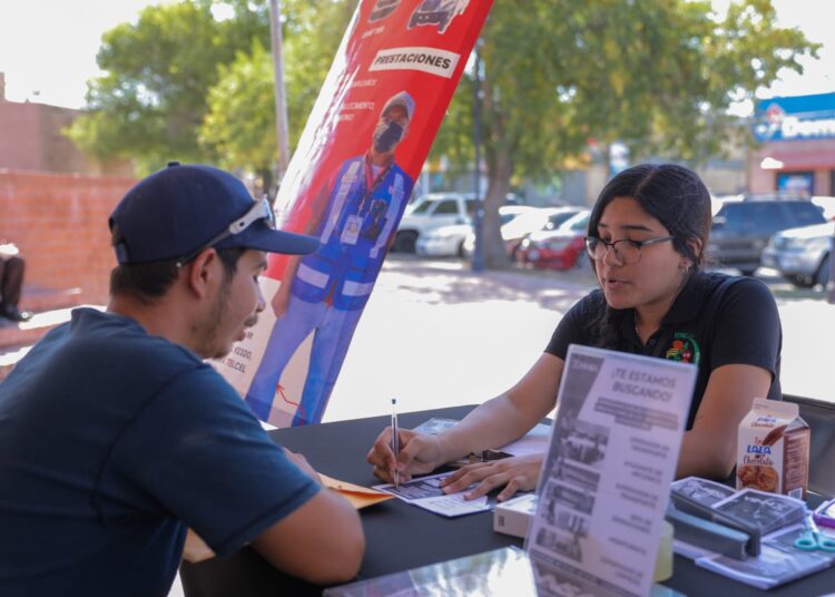 Ciudadanos acuden a programa municipal “Empleo en tu Colonia”