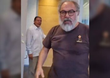 Cónsul mexicano en Shanghái discute con personal consular