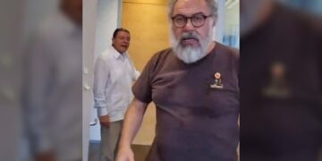 Cónsul mexicano en Shanghái discute con personal consular