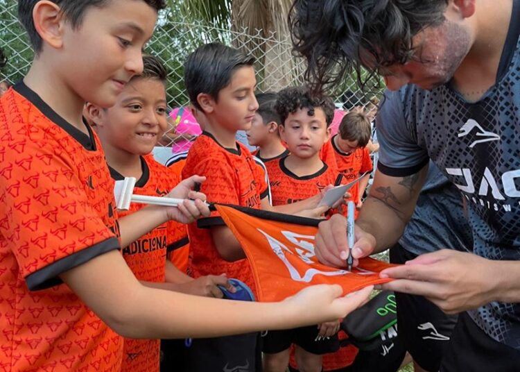 Convive Club Correcaminos con niños futbolistas de Ciudad Victoria