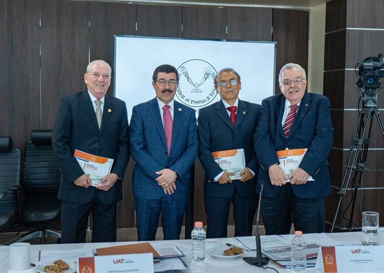 Dámaso Anaya presenta informe financiero y académico al Patronato de la UAT