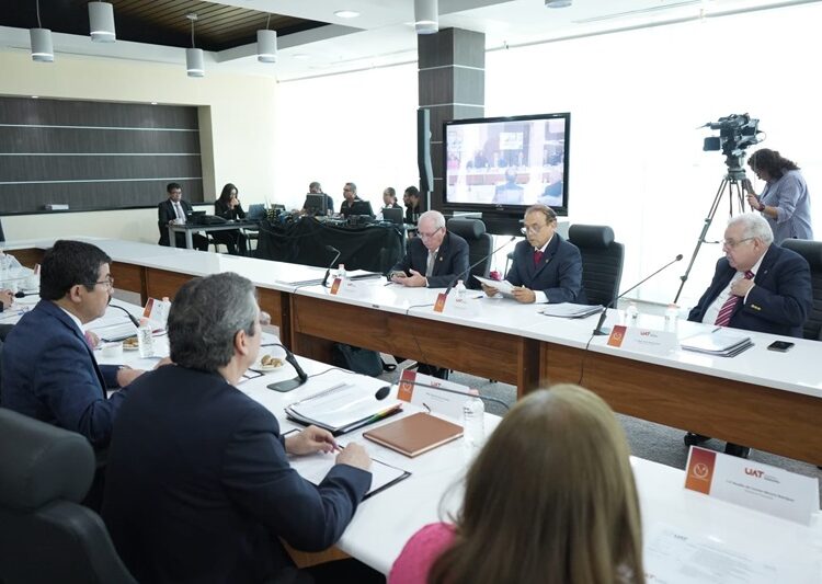 Dámaso Anaya presenta informe financiero y académico al Patronato de la UAT