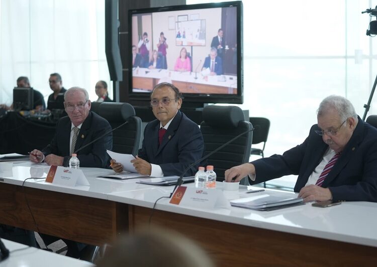 Dámaso Anaya presenta informe financiero y académico al Patronato de la UAT