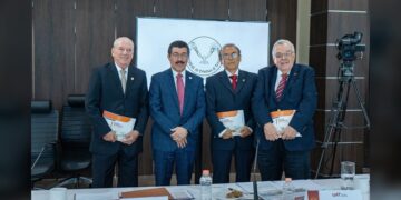 Dámaso Anaya presenta informe financiero y académico al Patronato de la UAT