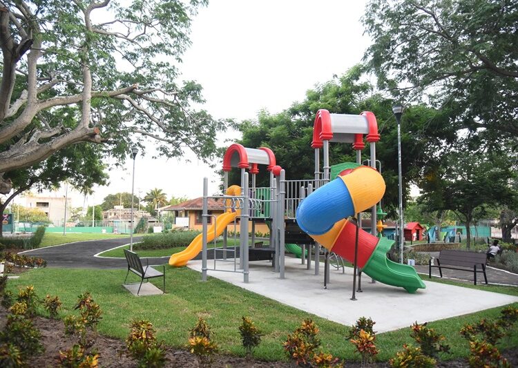 Entrega Chucho Nader modernización integral del parque Águila